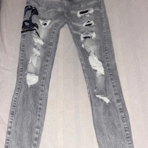 Amiri Jeans - Ett par snygga Amiri Jeans i storlek 29. Byxorna är helt nya och oanvända. Priset kan diskuteras:)