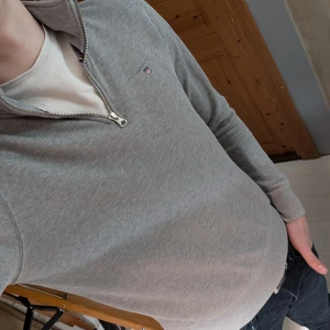 Gant halv zip  - En Gant halv zip i väldigt fint skick, knappt använd då jag växte ut snabbt. Det är bara att fråga ifall du har nån fråga 