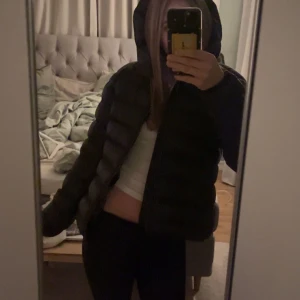 Colmar jacka  - säljer min svarta Colmar jacka. den har ett litet hål i höger arm (se bild 4) men inget som syns när man har den på sig. 💞💞