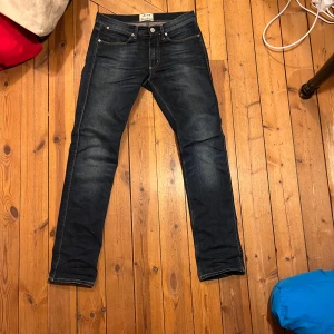 Mörkblå jeans från Acne Studios - Snygga mörkblå jeans från Acne Studios i modellen Max Prince. Storlek W30 L32. Otroligt fet colorway. Ny skick 10/10