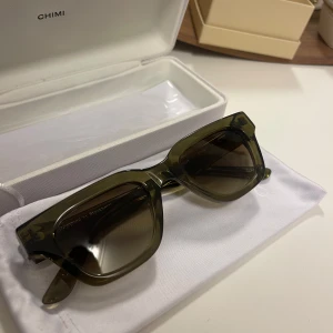 Nya Chimi solglasögon 11 green - Helt nya och oanvända chimis i modellen 11 green. Nypris 1350kr. Tillbehör medföljer🫶🏻