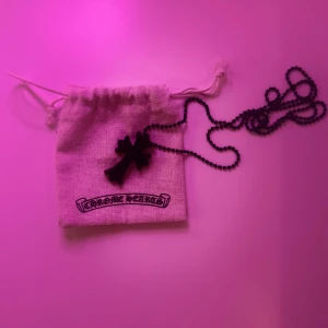 Chrome Hearts silicone halsband svart - svart halsband i silikon från chrome hearts, rare men väldigt lowkey. Lyfter alla outfits tvär mycket. Påsen ingår, halsbandet går att justera.