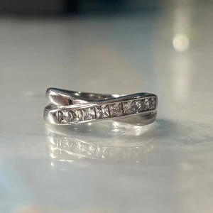Silverring från Edblad - En jättefin silverring med diamanter på från Edblad. Denna ringen har jag inte använt alls mycket så väldigt bra skick💗💗
