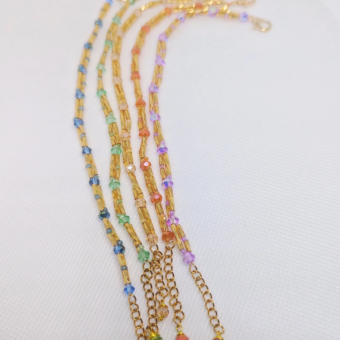 Grönt armband med gulddetaljer - 92