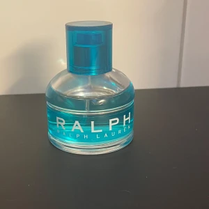 Ralph Eau de Toilette parfym  - . Innehåller 50 ml  bara testad 1 gång men kommer sldrig till användning nu. Ny pris var 499. Skriv gärna angående frågor🩷