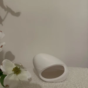 Ariana Grande - MOD vanilla - Säljer ovan beskriven parfym i 30 ml då lukten inte faller mig i smaken. Doftar bl.a. plommon, jasminblad, vanilj & kakaosmör. Nypris 595 kr. 