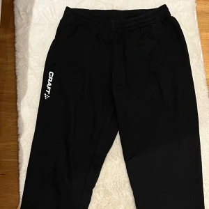 Craft byxor, storlek S - Snygga svarta träningsbyxor från Craft. Byxorna har en resår i midjan och två fickor på sidorna. Mycket gott skick!