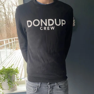 Dondup Tröja - En riktigt fet dondup tröja! | Skick: 9,5/10✅| Storlek L, passar mig som bär M| Hör av er vid fler frågor🦦| Modellen är 184| StockholmWRDB