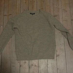 Stickad tröja - Säljer en stilren beige stickad tröja från Lawrence Grey. Storlek S och priset är 150kr.