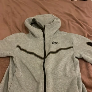 Zip up Nike - Säljer en zip up Nike hoodie,   Använt ett få tal gånger. Säljer för den inte kommer till användning. Priset kan diskuteras.