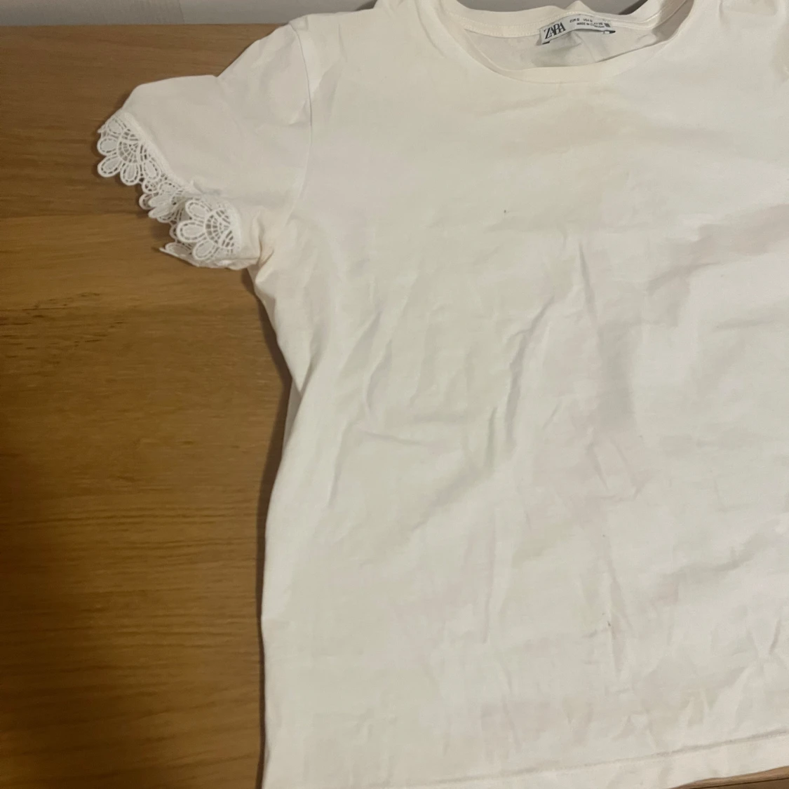 Vit t-shirt med spetsdetaljer från Zara