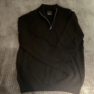 Oscar Jacobson Halv Zip - Snygg halv zip från Oscar Jacobson. Den är storlek M och i bra skick, små tecken på användning. 