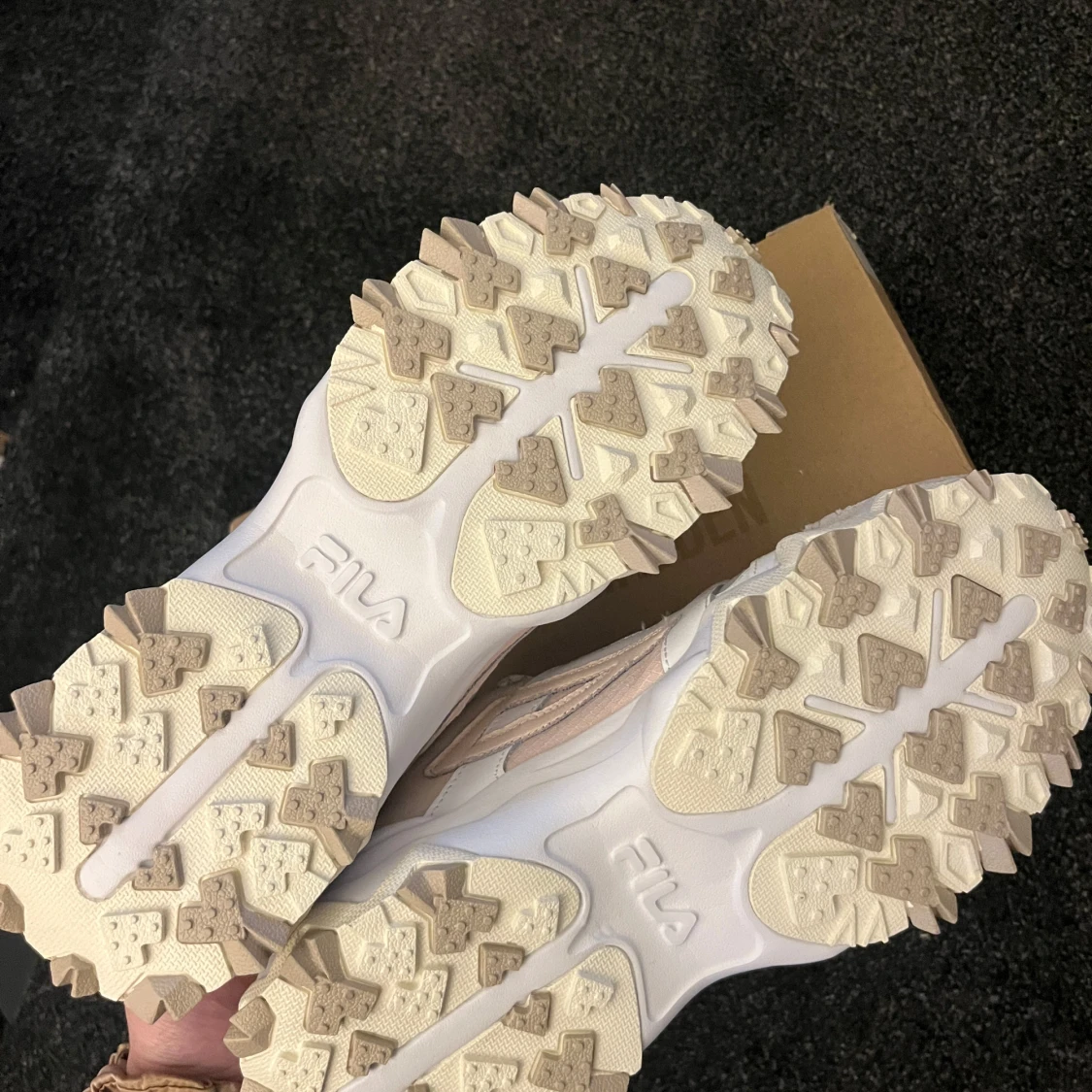 Beige sneakers från Fila - 90