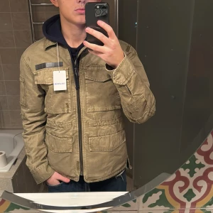 Zadig voltaire field jacket  - Galet snygg och förvånansvärt varm field jacket från Zadig. Kvitto och lappar finns/HELT NY! Storlek S-true to size, nypris 2200kr ich, mitt pris 899kr(diskuterbart) 