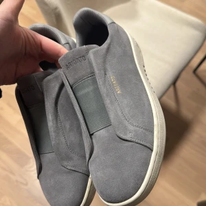 Axel Arigato sneakers  - Snygga grå sneakers från Axel Arigato i mocka. Aldrig använda.