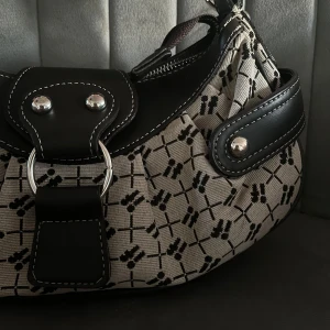 Axelväska - Jättesnygg axelväska, använd fåtal gånger.