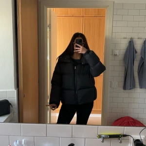 Svart pufferjacka från Colmar - Säljer en svart pufferjacka från Colmar. Jackan har en dragkedja framtill och långa ärmar. Perfekt när det är kallt ute, håller värmen superbra! Väldigt stor i storlek så hade nog passat 38-40🩷 köpte den för 5000kr på rea, säljer för 3000kr men pris kan diskuteras privat💕