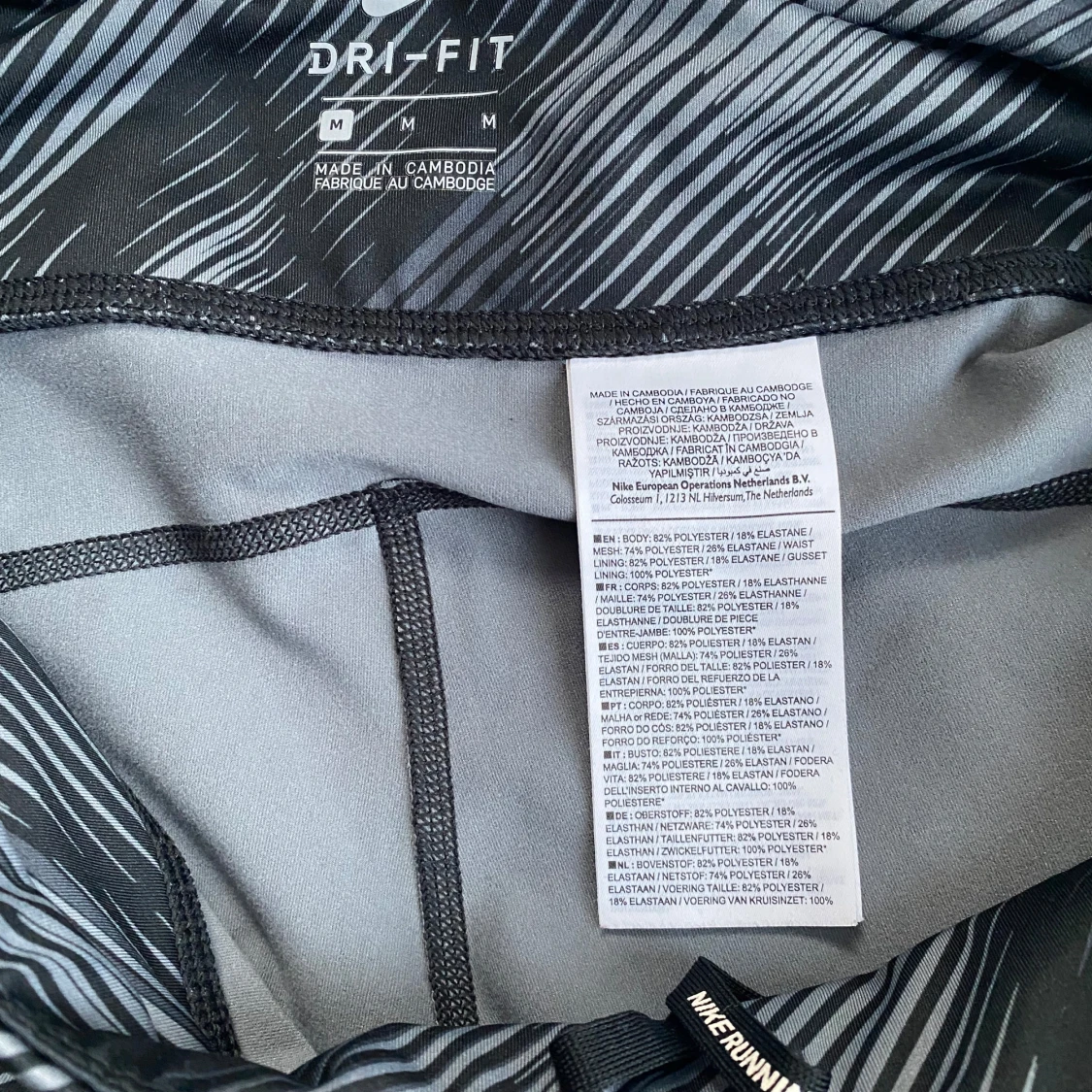 Nya gråa och svarta mönstrade träningstights i strl M från Nike - 93