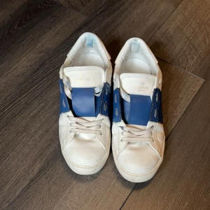 Valentino sneakers - Jag säljer ett par Valentinoskor i storlek 41. Köpta i början av året, men jag har knappt använt dem och har ingen vidare användning för dem. Skorna är i fantastiskt skick och väntar på att någon annan ska få glädje av dem!  Hör av dig om du är intresserad eller vill ha fler bilder/information.