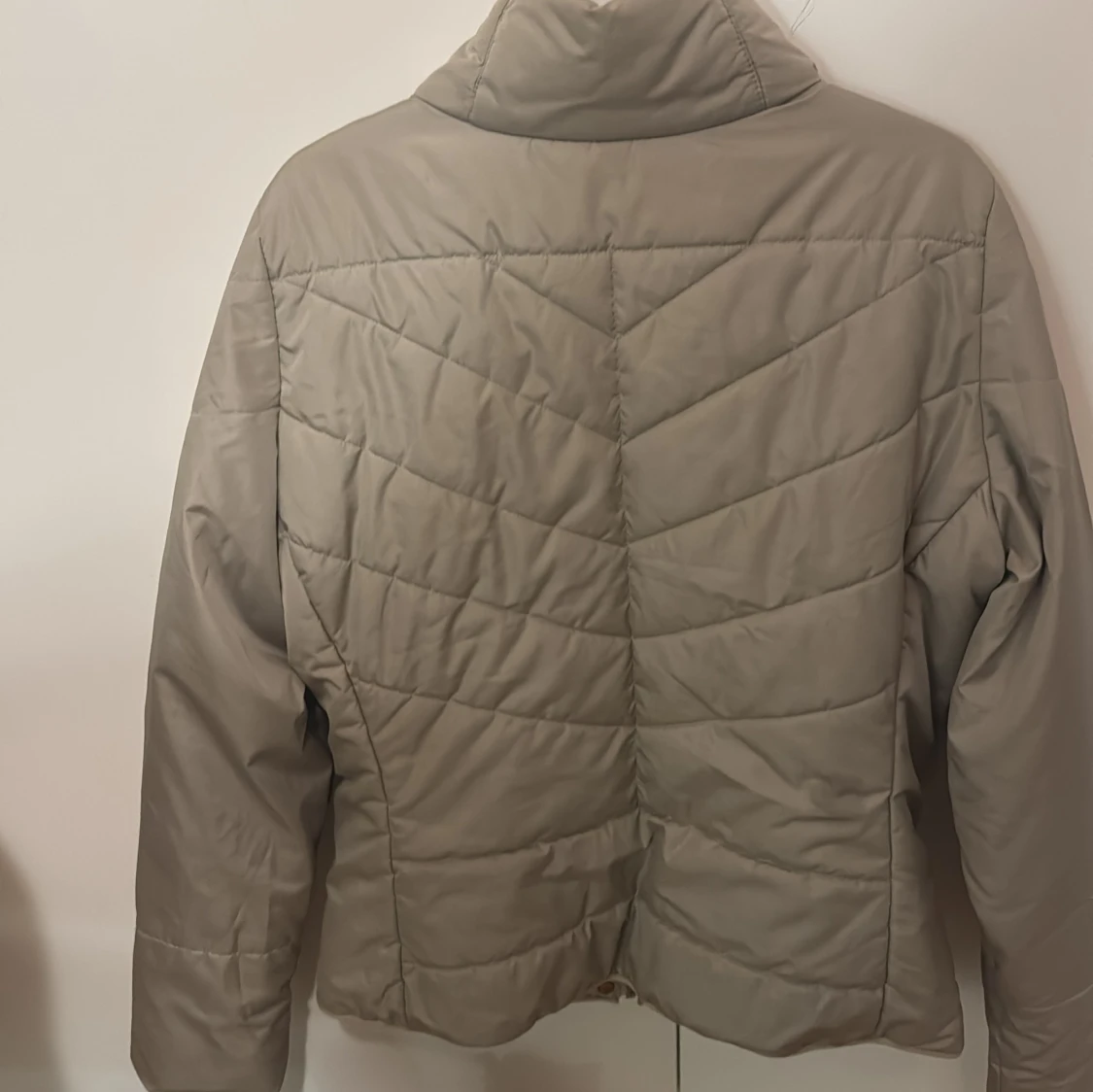 Beige quiltad jacka från Vila - 91