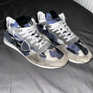 Philippe Model trainers - Tja!!säljer mina riktigt feta limited edition Philippe Model trainers. Skick 8/10. Säljer dem pågrund av att jag ej vill ha kvar dem. Ny pris 3500kr säljer dom för 1999. Pris kan diskuteras! Om du har några frågor eller vill ha mer info så är det bara att skriva.😄