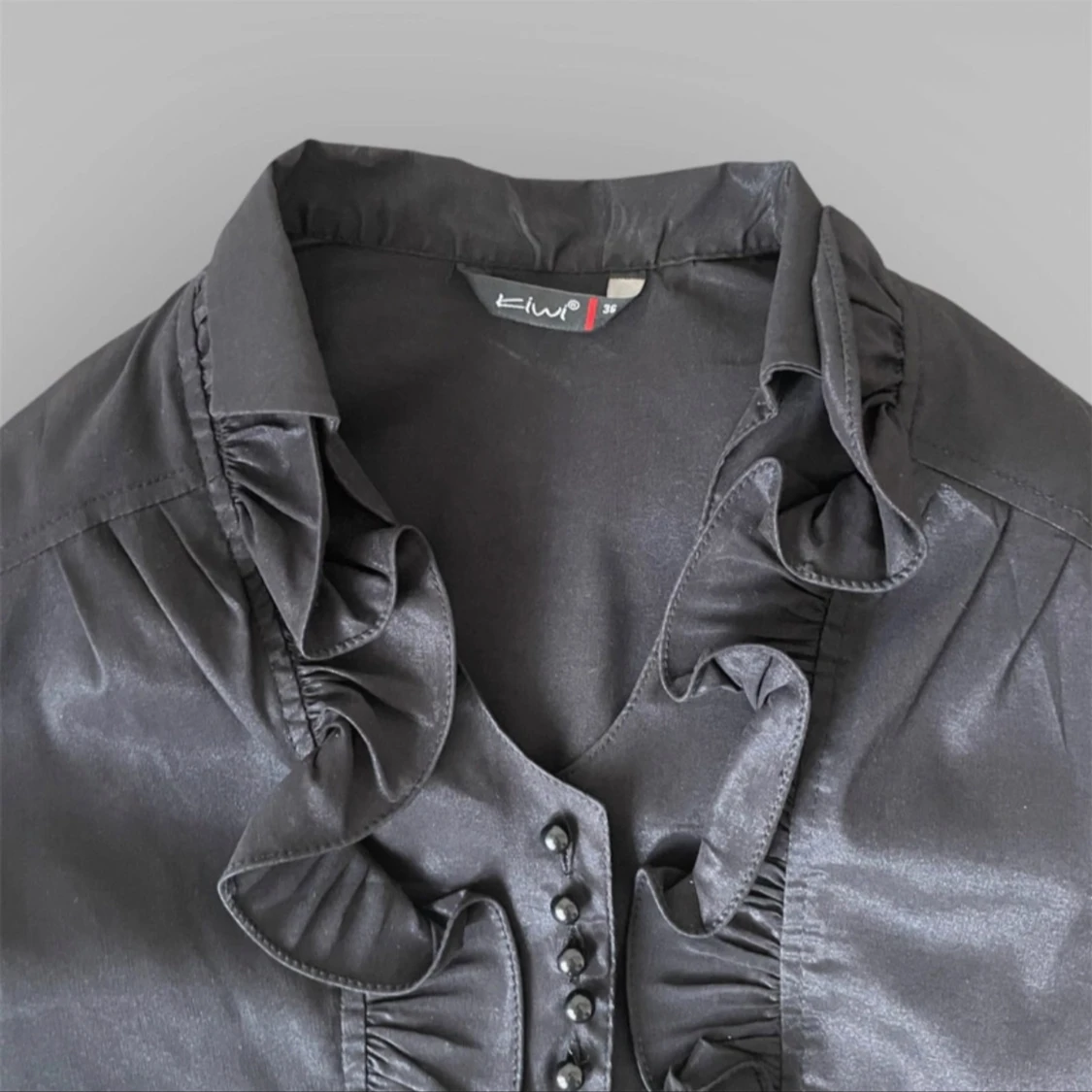 Svart blus med volangdetaljer från kiwi - 91