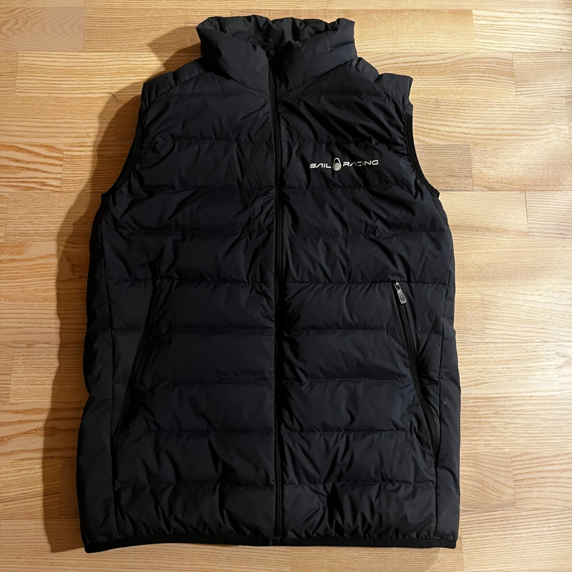 Svart dunväst från Sail Racing