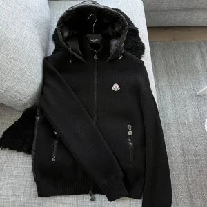 Moncler maglione tricot cardigan  - Säljer min otroligt snygga och eftertraktade Moncler cardigan i storlek L men passar mer M eller en stor S. Otroligt fint skick. Äktetsbevis finns självfallet! Modell 1,80! Mvh Simon 