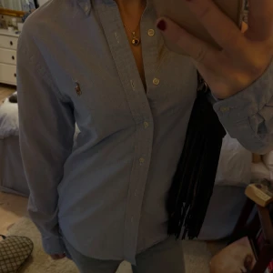 Blå skjorta från Ralph Lauren - Snygg blå skjorta från Ralph Lauren 💖💖står ingen storlek men passar mig som har S 