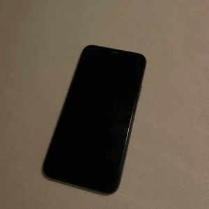 iPhone 11 PRO - iPhone 11 PRO, 256gb, 74% batteri. Små, lätta repor på framsida skärm som knappt syns och påverkar inte telefonen. Går att få med skal om önskas för 50kr. Kan mötas samt frakta då tillkommer frakt kostnad. 