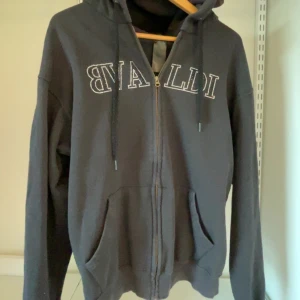 BVALDI Hoddie - Tja säljer denna snygga BVALDI hoodien med dragkedja och huva. BVALDI tryck på framsidan gjord med rhinestones. Alla stenar sitter på plats förutom en på i:et (se bild 5) Perfekt hoodie/tröja att ha i skolan.  Skick=8/10   Ordinarie pris 1000kr Mitt pris=449kr