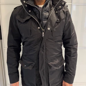 J.lindeberg jacka med inbyggd väst  - Säljer min j.lindeberg jacka med inbyggd väst, knappt använt något. Sitter bra och varm, storlek M (passar till L)