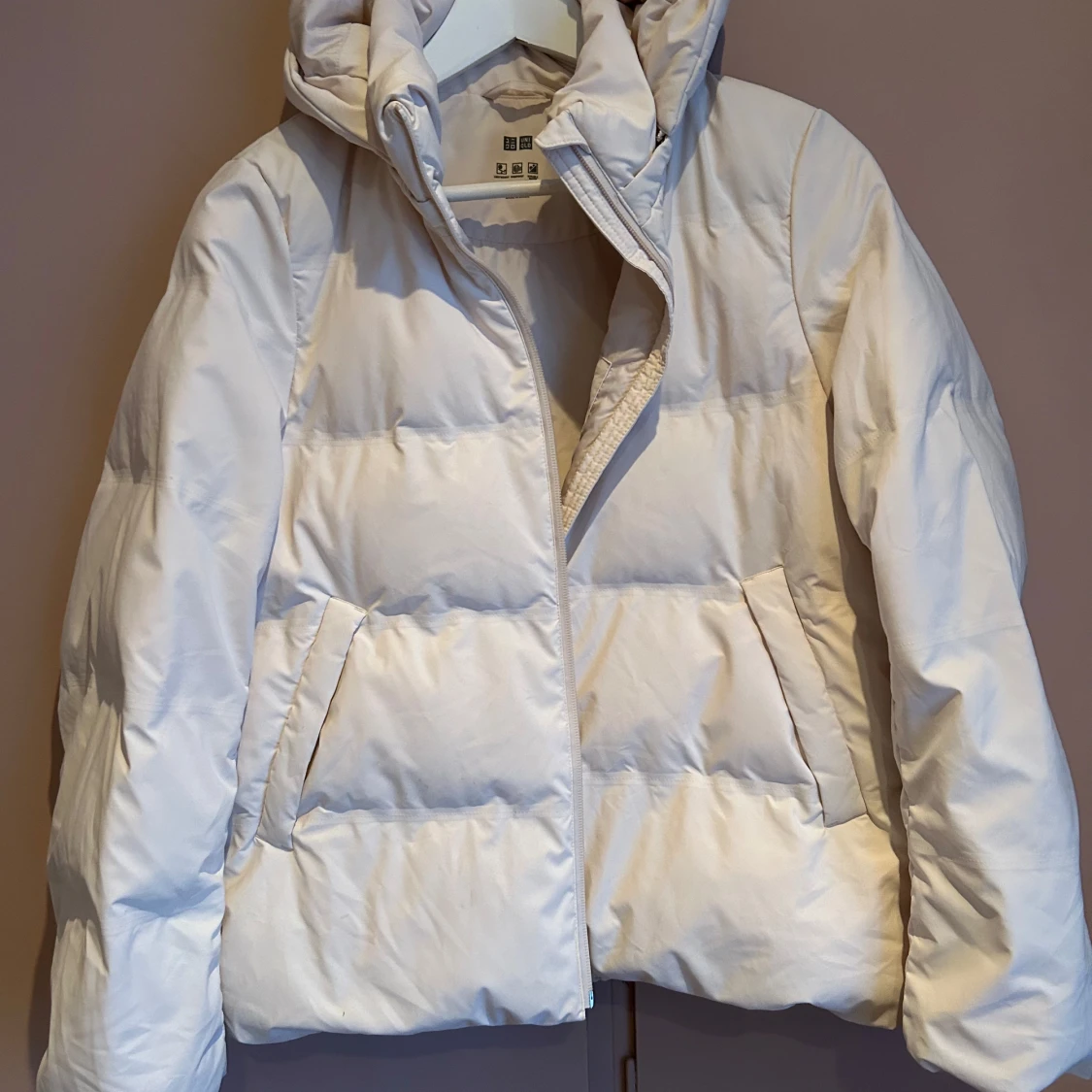 Beige pufferjacka från Uniqlo - 90