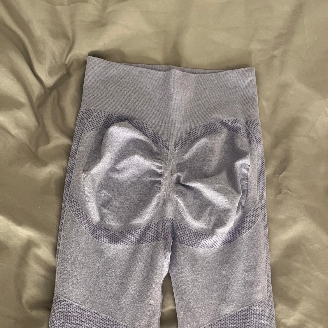 Lila leggings med scrunch-detalj - 91