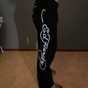 Svarta mjukisbyxor från Ed Hardy i storlek s💗💗 - Snygga svarta mjukisbyxor från Ed Hardy med stort tryck längs benet och en cool tigerdesign på baksidan. Har knappt används 