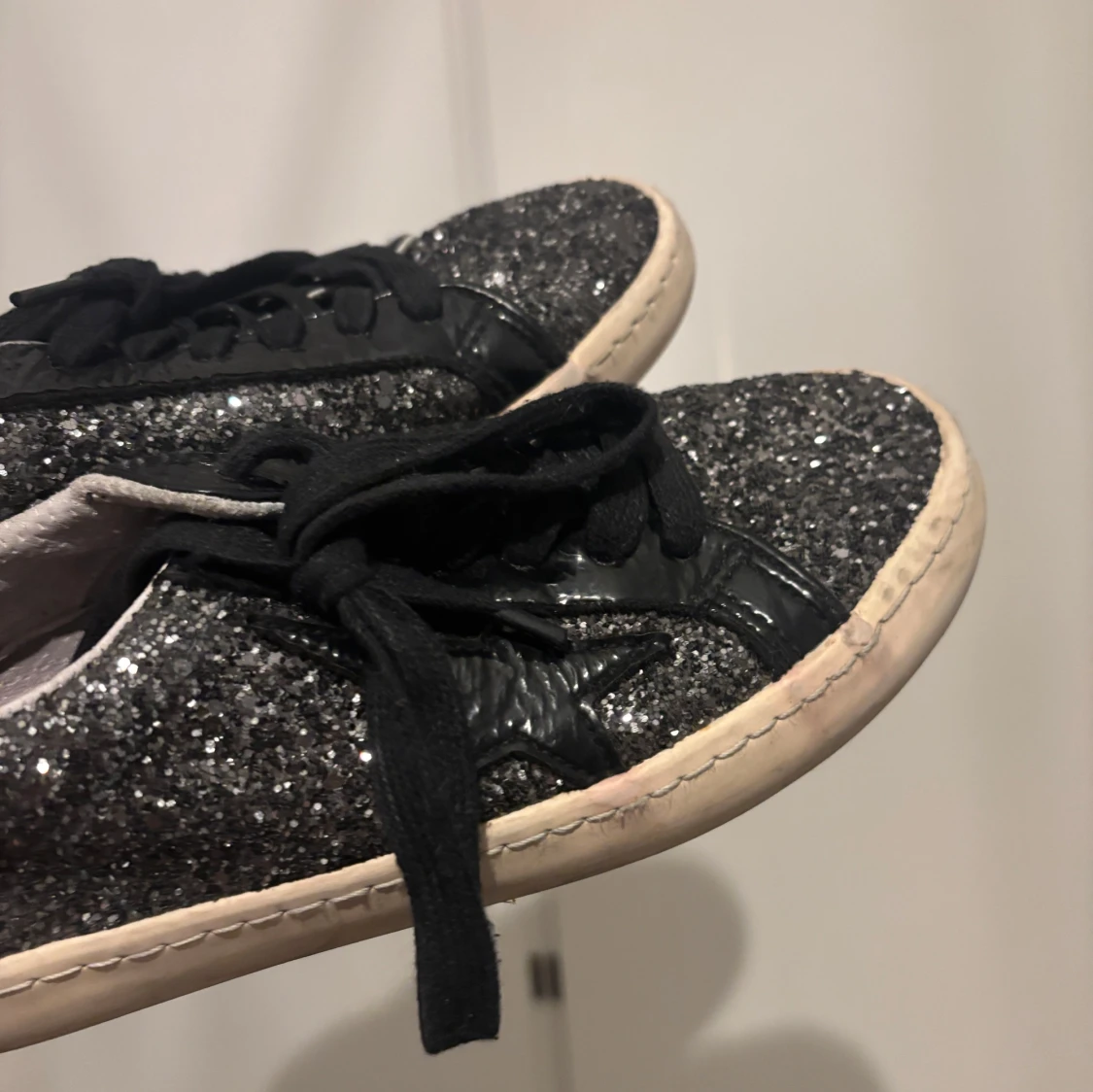 Svarta glittriga sneakers med snörning - 91
