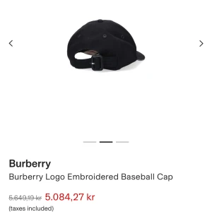 Svart keps från Burberry - Snygg svart keps från Burberry med broderad logotyp. Justerbar rem baktill för perfekt passform. Perfekt för en stilren look.
