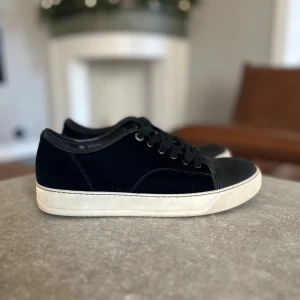 Lanvin Paris - Ett par riktigt snygga lanvin skor i nyskick🔵| Skick 9/10✅| Nyrpis över 4000 kr| Uk 6 vilket motsvarar 40 men passar även 41| Hör av er vid fler funderingar ☁️