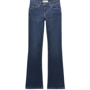 Mörkblå lowwaist bootcut jeans från Zara - Snygga blå bootcut jeans från Zara. Passar inte mig längre😊 Bra skick! 