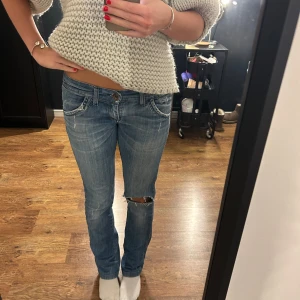 Blå jeans med slitningar - Lågmidjade bootcut jeans