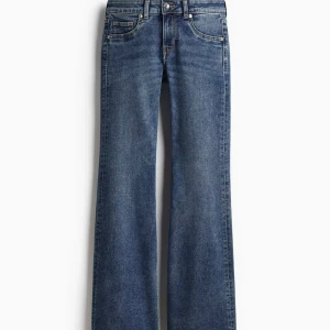 Blå flared low jeans - Helt nya flared low jeans ifrån HM som är slutsålda!!! Ser ifall någon är intresserad då dom är lite stora på mig vid höften. Storlek 38. Är vanligtvis en 34-36. Helt oanvända med lappen kvar💙 kan skicka fler bilder vid önskan. 