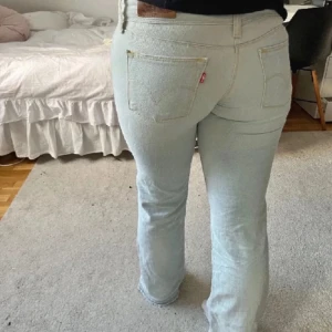 Levis jeans - Jeansen är lågmidjade och straight men sitter som bootcut. Köpta här på plick, säljer då de inte kommer till användning. Hör gärna av er vid frågor 😊💕💕