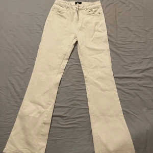 Beige bootcut jeans  - Beige jeans i bootcut-stil från Vero Moda. Storlek 36 som inte längre passar mig. Formar annars kroppen väldigt bra. 