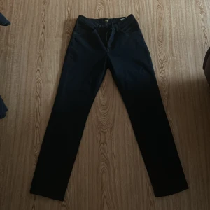 Svarta jeans från Lee - Snygga mörk blåa jeans från Lee med klassisk design. De har en rak passform. Byxorna har en dragkedja och knappar framtill. Pris kan diskuteras 