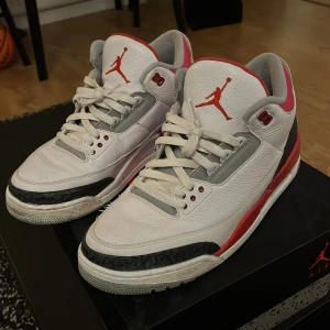 Jordan 3 fier red  - Dem står bara och dammar på vinden så säljer dem. Dem har blivit restaurerade lite på de vita delarna av tidigare ägare. Så dm för fler bilder löser självklart något på priser vid snabb affär 
