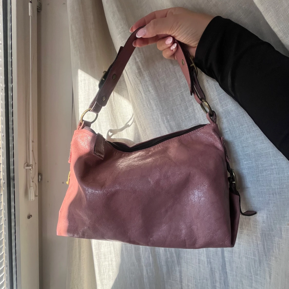 Rosa axelväska med nitar - 90