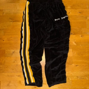 Palm Angels byxor - Svarta Palm Angels i storlek M.