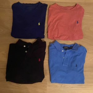 Två pikétröjor och två T shirtar från Ralph Lauren - Säljer 4 snygga pikétröjor/t shirt  från Ralph Lauren i olika färger: marinblå, korall, svart och ljusblå. Perfekta för en stilren look med klassiska kragar och broderad logga på bröstet. Passar både till vardag och mer uppklädda tillfällen. Storleken är barnstorlek, 160-170 cm. 