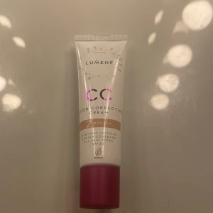 Lumene CC Color Correcting Cream - Lumene CC Color Correcting Cream i nyansen Medium. Denna kräm erbjuder medium täckning och är lämplig för alla hudtyper. Produkten är vegansk och kommer i en praktisk tub på 30 ml med en rosa kork. Endast testade 2 gånger med lite produkt.