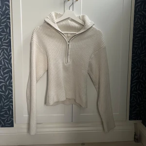 Vit ribbad stickad tröja  - Snygg vit ribbad tröja från H&M med dragkedja framtill🤍Tröjan har lite längre ärmar och krage som kan vikas ner. Ganska slim i modellen!Supersnygg och fräsch till blåa jeans🎀Storlek S men passar även XS✨